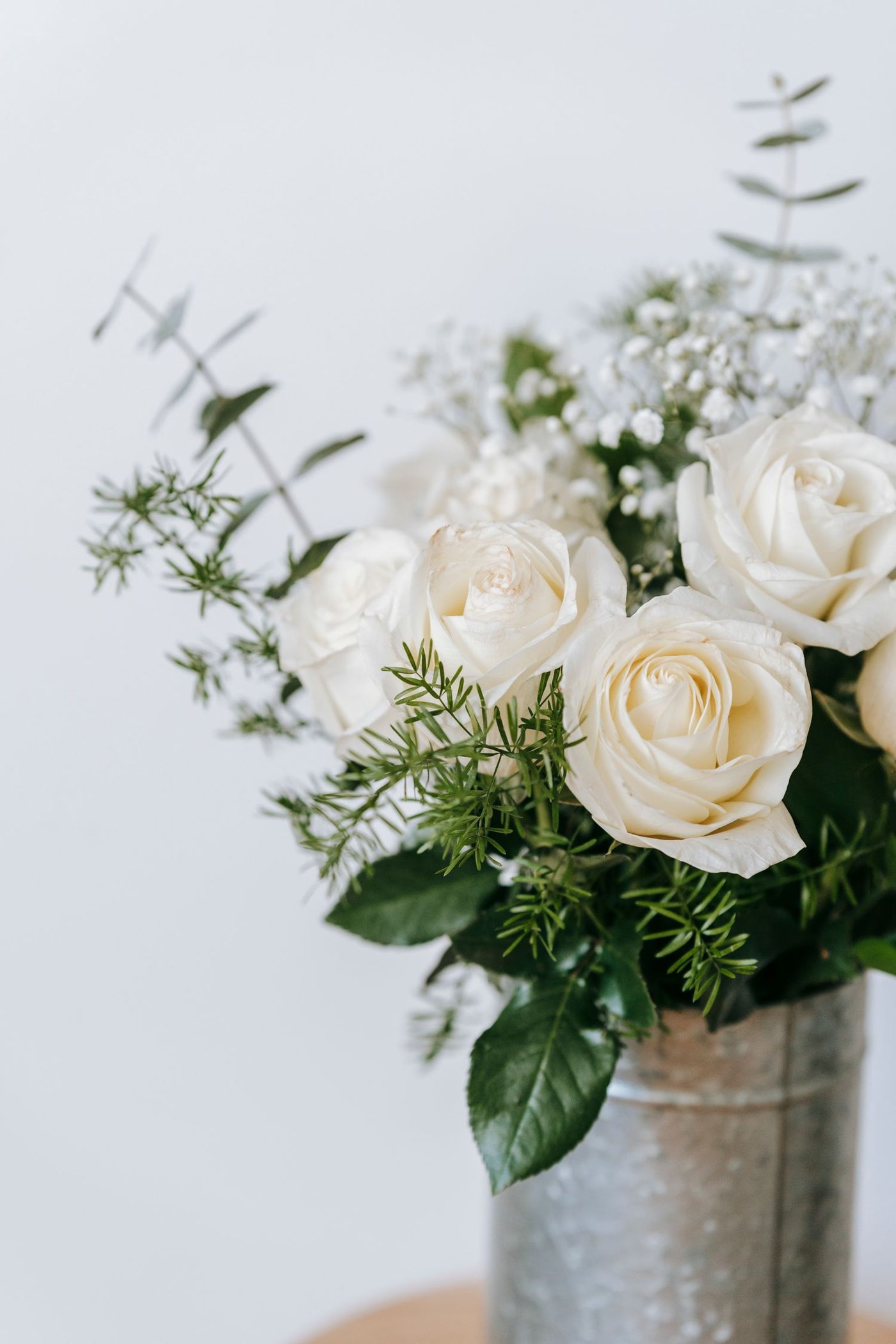 Arranjo de flores brancas da floricultura própria da Funerária Pax Jardim